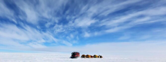 Trip Rooms beliebtes Urlaubsziel – Antarktis - Null Bewohner, Millionen Pinguine und feste Dimensionen. Am südlichen Ende der Erde, wo die Sonne nur zwischen Frühjahr und Herbst über dem Horizont aufgeht, liegt der 7. Kontinent, die Antarktis. Riesig, bis auf ein paar Forscher unbewohnt und ohne offiziellen Besitzer. Eine Welt, die überrascht, bevor Sie sie sehen. Deshalb ist ein Besuch definitiv etwas für die Schatzkiste der Erinnerung und allein die Ausmaße dieser Destination sind eine Sache für sich. Du trittst aus deinem gemütlichen Hotelzimmer und es begrüßt dich die warme italienische Sonne. Du blickst auf den atemberaubenden Gardasee, der in zahlreichen Blautönen schimmert - von tiefem Dunkelblau bis zu funkelndem Türkis. Majestätische Berge umgeben dich, während die Brise sanft deine Haut streichelt und der Duft von blühenden Zitronenbäumen deine Nase kitzelt. Du schlenderst die malerischen, engen Gassen entlang, vorbei an farbenfrohen, blumengeschmückten Häusern. Vereinzelt unterbricht das fröhliche Lachen der Einheimischen die friedvolle Stille. Du fühlst dich wie in einem Traum, der nicht enden will. Jeder Schritt führt dich zu neuen Entdeckungen und Abenteuern. Du probierst die köstliche italienische Küche mit ihren frischen Zutaten und verführerischen Aromen. Die Sonne geht langsam unter und taucht den Himmel in ein leuchtendes Orange-rot - ein spektakulärer Anblick.