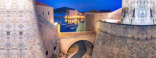 Trip Rooms Stadt Urlaub - Dubrovnik - Einen Wahnsinns Panoramablick hat man von Dubrovniks Hausberg Srd. Empor geht’s ganz easy und entspannt, minutenschnell mit der Luftseilbahn. Für begeisterte GOT-Fans empfiehlt sich die speziell geführte Game-of-Thrones-Tour zu den bekanntesten Drehorten und Schauplätzen der erfolgreichen Kultserie, der Eiserne Thron ist auf der kleinen idyllischen Insel Lokrum zu bestaunen. Die beliebtesten Orte für Dubrovnik Ferien, locken mit besten Angebote für Hotels und Ferienunterkünfte mit Werbeaktionen, Rabatten, Sonderangebote für Dubrovnik Urlaub buchen. Reisedaten eingeben und Hotel Flug Mietwagen Attraktionen Taxis für eine Dubrovnik Reise flexibel buchen. Sollten sich die Pläne ändern, sind viele der Unterkünfte und Zimmer in Dubrovnik kostenfrei stornierbar.
