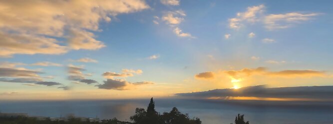 Trip Rooms Insel Urlaub - La Palma macht ihrem Beinamen, die Schöne, alle Ehre. Das Kleinod im Atlantik erstrahlt in sattem Grün, verziert mit hübschen landestypischen Villen in den weit gestreuten Dörfern, eingerahmt von weichen Wellen des dunkelblauen atlantischen Ozeans, am Himmel ziehen malerische Formationen, bauschiger weißer Schäfchenwolken. Eine Bilderbuchidylle zum Verlieben. Die beliebtesten Orte für La Palma Ferien, locken mit besten Angebote für Hotels und Ferienunterkünfte mit Werbeaktionen, Rabatten, Sonderangebote für La Palma Urlaub buchen. Reisedaten eingeben und Hotel Flug Mietwagen Attraktionen Taxis für eine La Palma Reise flexibel buchen. Sollten sich die Pläne ändern, sind viele der Unterkünfte und Zimmer auf La Palma kostenfrei stornierbar.