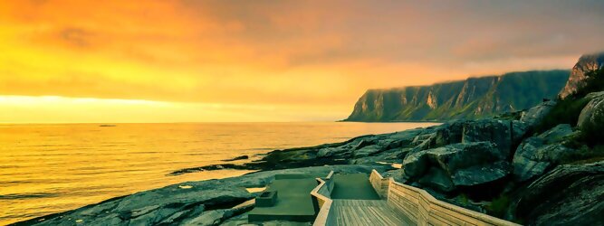 Trip Rooms Reiseland Norwegen – Schwindelfrei auf Preikestolen – die spektakuläre Felskanzel erhebt sich als steile Plateauklippe über dem Lysefjord. Die Aussicht über den Fjord ist atemberaubend, schwindelfrei sein ist Voraussetzung. Es lohnt sich auf jeden Fall, schon mitten in der Nacht aufzustehen, um den magischen Moment des überwältigend schönen Sonnenaufgangs mitzuerleben, grandios wie sich die ersten Sonnenstrahlen in den steilen Felswänden verfangen und die Bergmauern zum Leuchten bringen. Dieser Augenblick inspiriert zur Demut und Dankbarkeit. Die beliebtesten Orte für Ferien in Norwegen, locken mit besten Angebote für Hotels und Ferienunterkünfte mit Werbeaktionen, Rabatten, Sonderangebote für Norwegen Urlaub buchen.