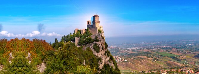 Trip Rooms Urlaubsdestination - San Marino – Hol ihn dir – den heißbegehrten Einreise-Stempel von San Marino. Nimm deinen Reisepass, besuche die örtliche Tourismusbehörde, hier wird die kleine Trophäe in dein Reisedokument gestempelt, es sieht gut aus und ist eine supertolle Urlaubserinnerung. Dieses neue Trendy-Reiselust-Souvenir passt ausgezeichnet zu den anderen außergewöhnlichen Stempeln deiner vergangenen Reisen. San Marino ist ein sehr interessanter Zwergstaat, eine Enklave, vollständig von Italien umgeben, eine der ältesten bestehenden Republiken und eines der reichsten Länder der Welt. Die beliebtesten Orte für Ferien in San Marino, locken mit besten Angebote für Hotels und Ferienunterkünfte mit Werbeaktionen, Rabatten, Sonderangebote für San Marino Urlaub buchen.